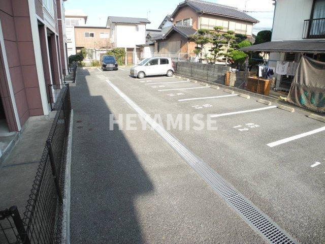 ロココレディーAinoの駐車場