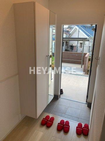 アインツ　ブラックの玄関