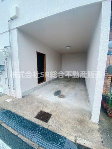 森河内西2丁目中古戸建の駐車場|お車をお持ちの方には必要な駐車場はビルトインガレージ（車種による）で、車庫と家を直接行き来でき、雨の日濡れないので便利です！