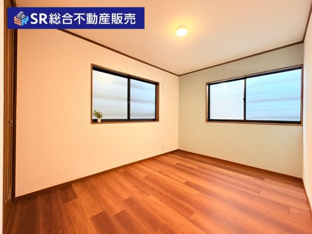 森河内西2丁目中古戸建の駐車場|お車をお持ちの方には必要な駐車場はビルトインガレージ（車種による）で、車庫と家を直接行き来でき、雨の日濡れないので便利です！