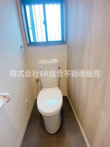 森河内西2丁目中古戸建のトイレ|1Fにもトイレがあります！温水洗浄便座はなし。