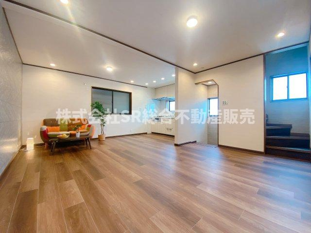 森河内西2丁目中古戸建の居間・リビング|リビングは広々18帖♪ご家族と毎日顔を合わせることができ、ゆったりとお過ごしいただける空間です！