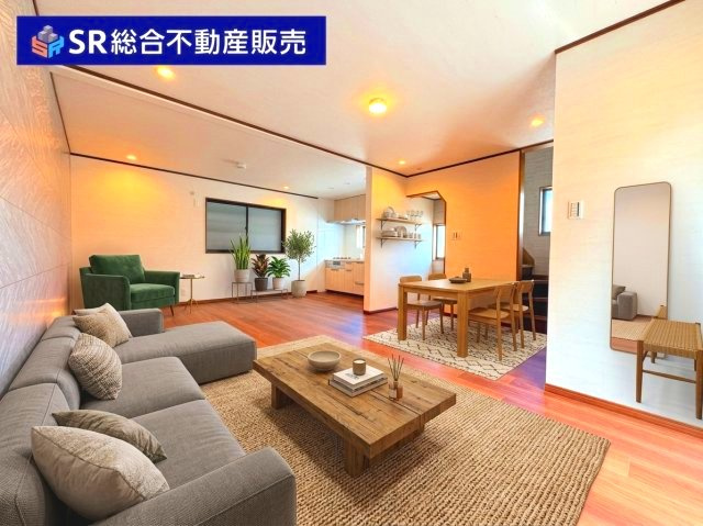 森河内西2丁目中古戸建の居間・リビング|リビングは広々18帖♪ご家族と毎日顔を合わせることができ、ゆったりとお過ごしいただける空間です！（家具はCGによるイメージです。）