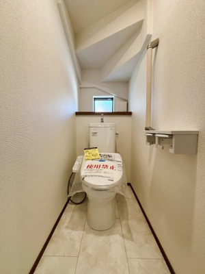 【トイレ】 | 町田市成瀬2丁目 | 清潔感あふれるトイレは、コンパクトながらも使いやすさを重視した設計。照明や窓からの採光により明るく、