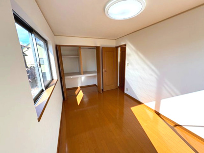 【洋室】 | 三鷹新川4丁目 | 落ち着いた雰囲気の洋室で、寝室や個人空間として快適に過ごせます。