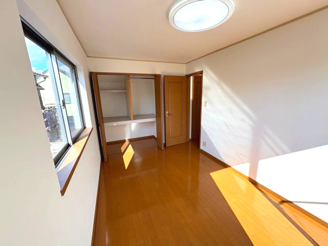 【洋室】 | 三鷹新川4丁目 | 落ち着いた雰囲気の洋室で、寝室や個人空間として快適に過ごせます。