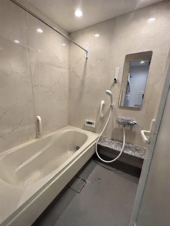 中和倉戸建の浴室