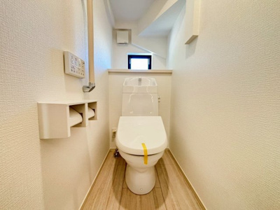 【トイレ】 | 町田市原町田2丁目 | 清潔感のあるトイレは、毎日快適に使える空間。掃除しやすい素材や機能を備え、家族みんなが気持ちよく利用