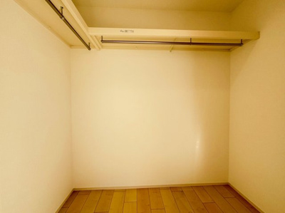 【収納】 | 町田市原町田2丁目 | 広めのウォークインクローゼットは、洋服や小物をまとめて収納可能。家族全員の衣類を整理でき、季節ごとの