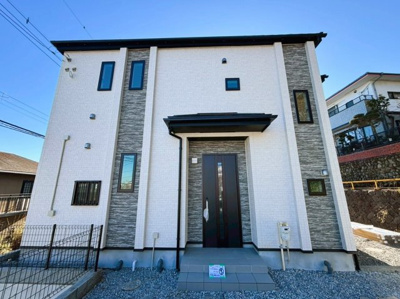 【外観】 | 町田市原町田2丁目 | シンプルながらも落ち着きのある外観デザインが魅力です。ゆとりある敷地に駐車スペースを完備し、家族の快