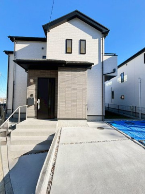 【外観】 | 町田市原町田2丁目 | 街並みに調和した温かみのある外観が印象的な新築住宅。駐車2台可能なスペースや充実した収納があり、機能