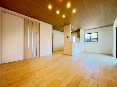 【居間・リビング】 | 町田市原町田2丁目 | 広々としたリビングは家族みんなが快適に過ごせる空間。ソファやダイニングをゆったり配置でき、家具のレイ