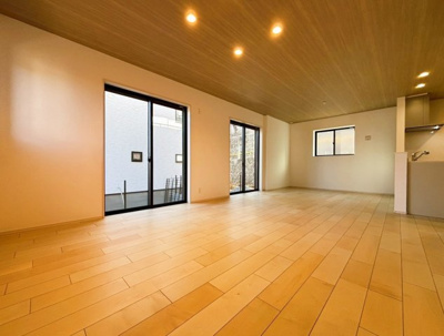 【居間・リビング】 | 町田市原町田2丁目 | 大きな窓から差し込むたっぷりの陽光が、明るく開放的なリビングを演出。朝は爽やかに目覚め、日中は暖かく