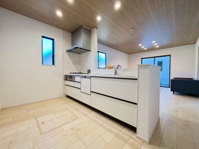 【その他】 | 町田市原町田2丁目 | ゆったりとした広さのキッチンは、複数人での作業も快適。カウンターや作業スペースが広く、調理や配膳もス