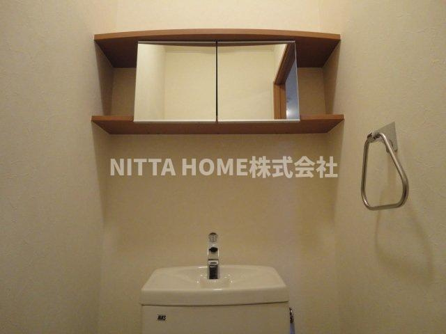 丹波篠山市西新町のアパートの内装|トイレットペーパーなどを保管できる収納が付いています＊