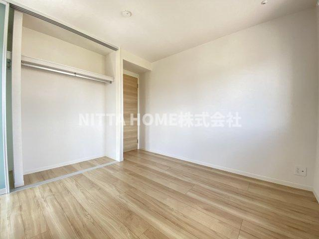 福知山市昭和新町の賃貸マンションの内装|アクセントクロスがお洒落なフローリング☆彡