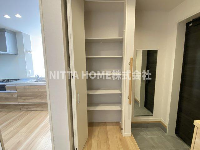 福知山市昭和新町の賃貸マンションの玄関|玄関廊下についている収納です◇