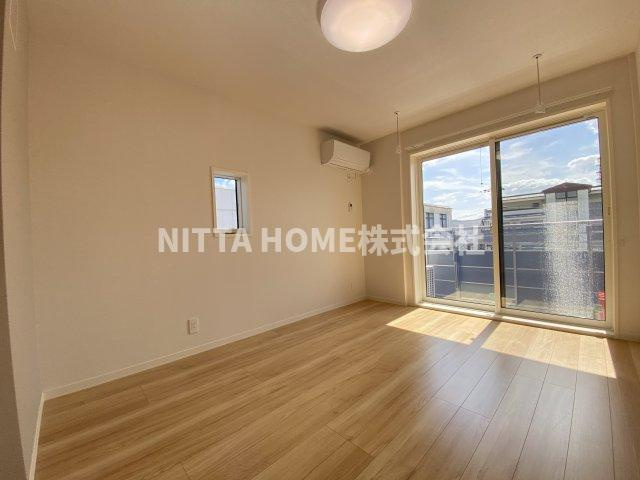 福知山市昭和新町の賃貸マンションの居間・リビング|明るい室内です◇