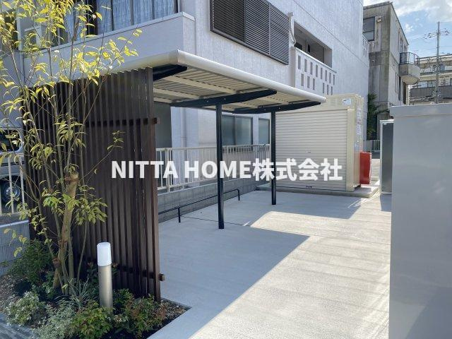 福知山市昭和新町の賃貸マンションのエントランス|屋根付きの駐輪場を確保しています★