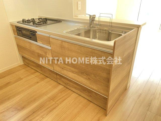 福知山市昭和新町の賃貸マンションのキッチン|３口コンロのカウンターキッチンを採用しています◇