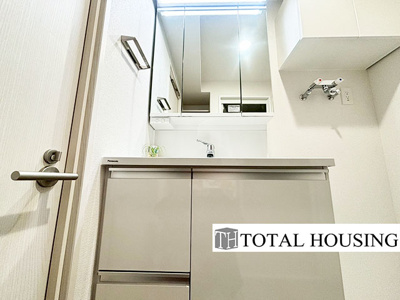 【独立洗面台】 | スカイハイツ麻生第四号棟 | 一日の始まりの朝、歯磨きをしたりメイクや髪をセットしたり・・・使いやすさが考えられた3面鏡です♪シャワー付水栓で洗面台でのシャンプーや毎日の掃除に大変便利ですね♪