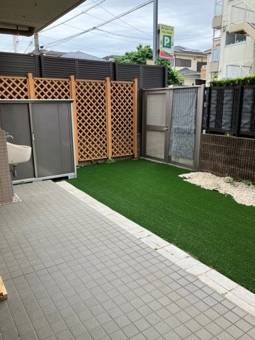 ライオンズヴィアーレ北綾瀬弐番館の庭