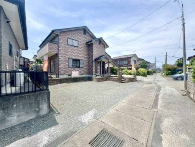 【中古戸建】桐生市境野町4丁目の外観|■外観｜広々とした駐車スペースで並列3台駐車可能！お買い物後もスムーズにお荷物を運べます♪