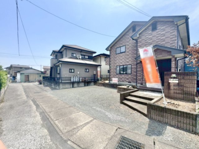 【中古戸建】桐生市境野町4丁目の外観|■外観｜周囲の見渡しが良く、車の出入りの際も安全確認がしやすいため、小さなお子様がいるご家庭でも安心です。