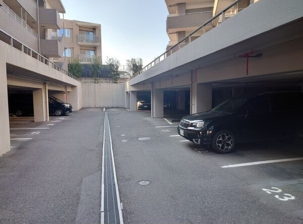 アイユー八事 北棟の駐車場