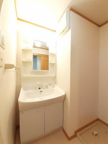 サンピアス　江川の洗面所|広い洗面スペース