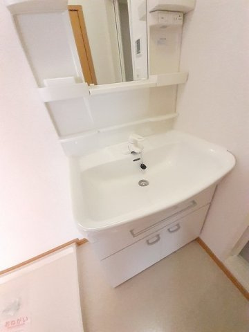 グリュックハウス　Ｂの洗面所|明るい洗面所です