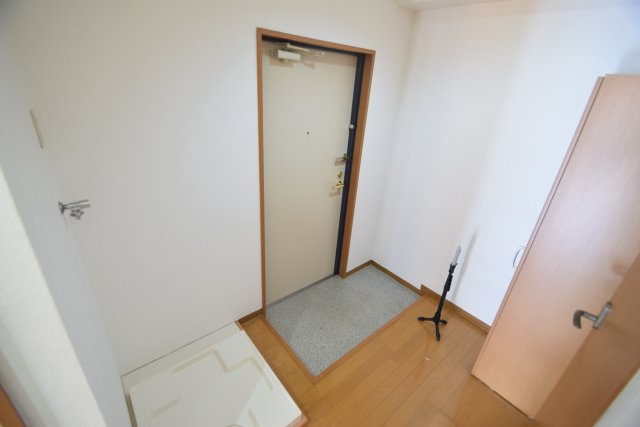 イーストベイ・船橋本町の玄関|ゆったりとした玄関です