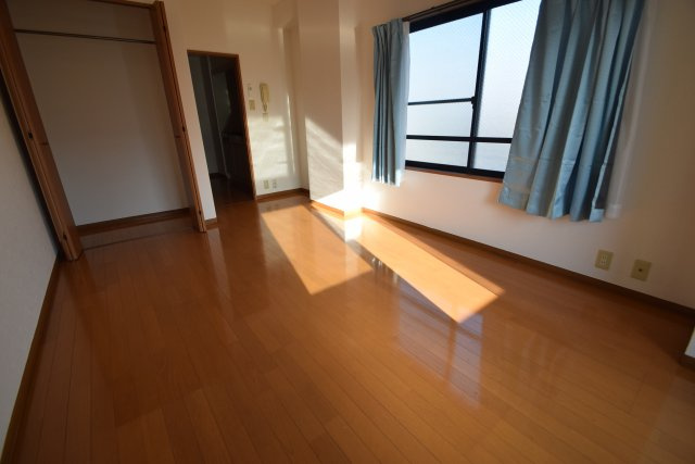 イーストベイ・船橋本町の子供部屋|洋室の別角度からです