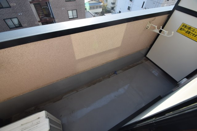 イーストベイ・船橋本町のバルコニー|暖かな日差しのふりそそぐバルコニー