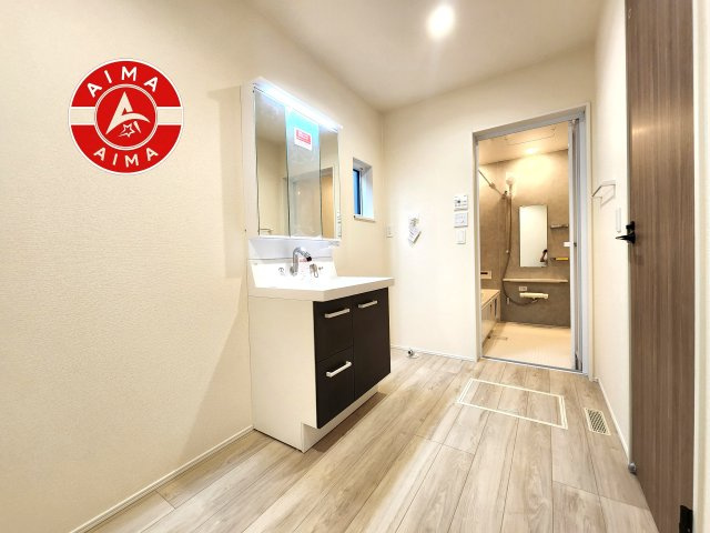 福岡市南区若久6丁目第1-4棟（3号棟）の脱衣所|ゆとりの洗面スペースで朝の身支度もスムーズに。暮らしを快適に変えるシャワー付洗面台です！