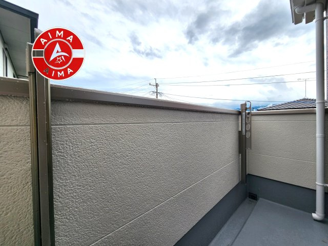 福岡市南区若久6丁目第1-4棟（3号棟）のバルコニー|風をしっかりと感じられるバルコニーでは、毎日が洗濯日和です。広々としているので洗濯も楽しくなるでしょうし、気分転換にバルコニーからの眺めを楽しむのもいいでしょう。