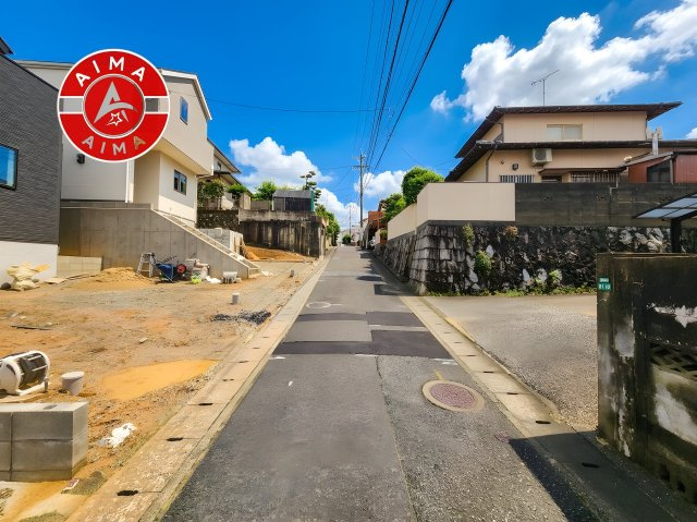福岡市南区若久6丁目第1-4棟（3号棟）の前面道路含む現地写真|前面道路は閑静な住宅地をはしる車通りの少ない道路。お車の出し入れが苦手なママや小さなお子様にも安心ですね。しっかり舗装もされているので、ベビーカーや自転車で通っても快適に通行できます。