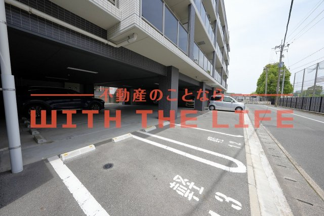 アトール城南【キャッシュバック対象物件】の駐車場|車をお持ちの方に嬉しい駐車場付きの物件です