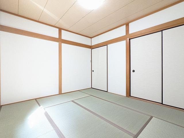 東山1丁目　中古一戸建ての和室|和室8.0帖
■物件内覧・資金計画相談・住宅ローン相談、リフォーム相談、お問合せ受付中■
※当日・翌日のご内覧、ご相談はお電話でのお問合せがスムーズです！