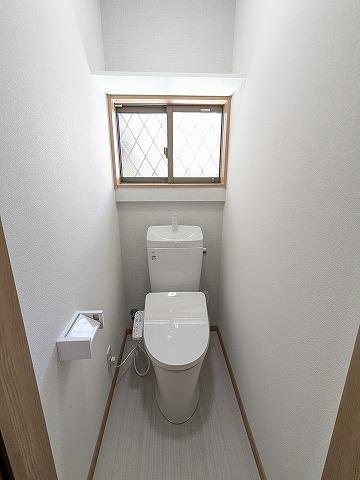 東山1丁目　中古一戸建てのトイレ|温水洗浄便座
■物件内覧・資金計画相談・住宅ローン相談、リフォーム相談、お問合せ受付中■
※当日・翌日のご内覧、ご相談はお電話でのお問合せがスムーズです！