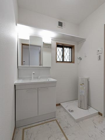 東山1丁目　中古一戸建ての独立洗面台|シャワー付き洗面化粧台
■物件内覧・資金計画相談・住宅ローン相談、リフォーム相談、お問合せ受付中■
※当日・翌日のご内覧、ご相談はお電話でのお問合せがスムーズです！