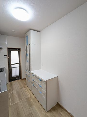 東山1丁目　中古一戸建てのキッチン|カップボード
■物件内覧・資金計画相談・住宅ローン相談、リフォーム相談、お問合せ受付中■
※当日・翌日のご内覧、ご相談はお電話でのお問合せがスムーズです！