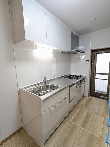 東山1丁目　中古一戸建てのキッチン|システムキッチン　食器洗い乾燥機付き
■物件内覧・資金計画相談・住宅ローン相談、リフォーム相談、お問合せ受付中■
※当日・翌日のご内覧、ご相談はお電話でのお問合せがスムーズです！