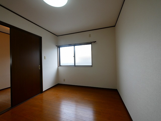 川上町一戸建の洋室