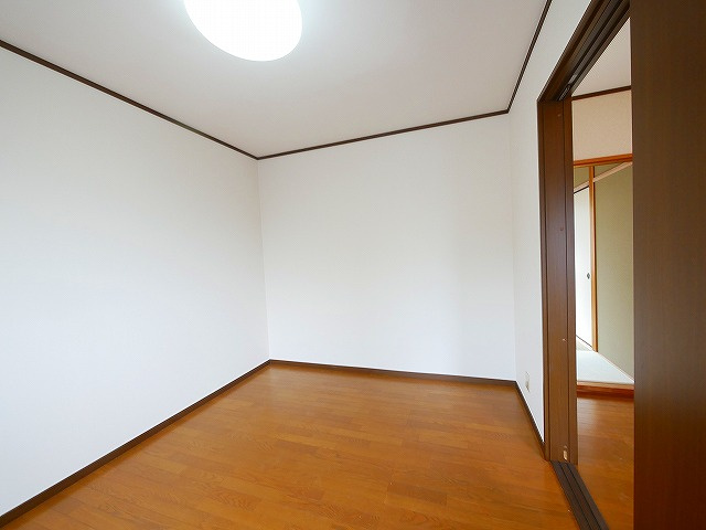 川上町一戸建の洋室
