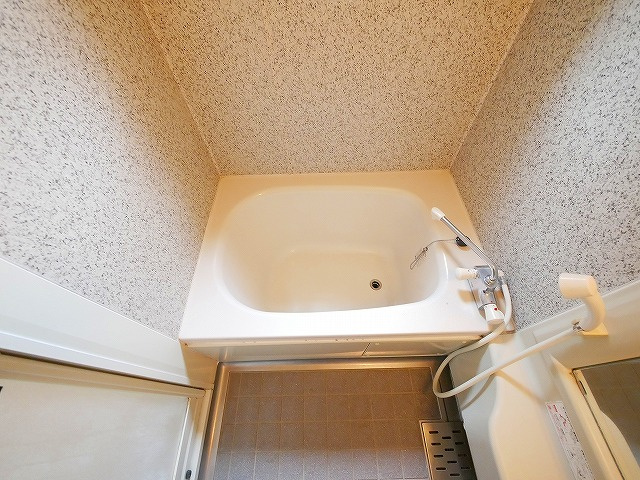 川上町一戸建の浴室