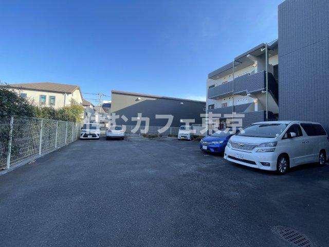 ラフィネS国分寺の駐車場