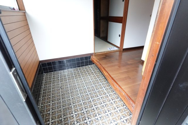 川越市石原町4DK+カースペース付き　中古戸建の玄関