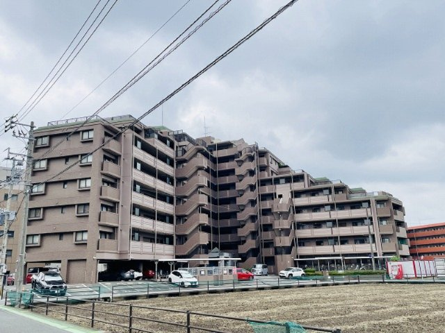 【外観】 | アプローズ那珂 | しっかりと管理されたキレイなエントランスが出迎えてくれます♪