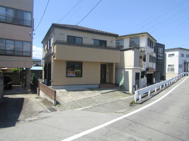 【前面道路含む現地写真】 | 【再生住宅】　甲府市国母2丁目 | 前面道路含む現地写真です